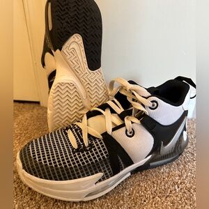 Nike LeBron Witness 7 Youth 6 Basketball Shoes